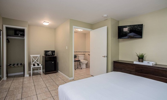 St. Augustine Hotel | Digital Retro Boutique Hotel - Wheelchair Accessible Single Queen Near Downtown St. Augustine & the Beach