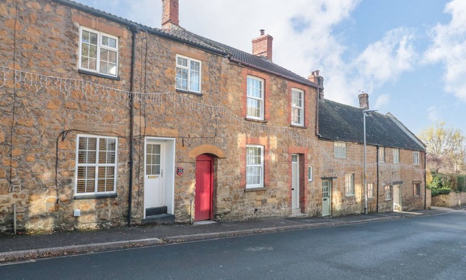 Ilminster Cottage | DILLY DALLY, pet friendly, with open fire in Ilminster