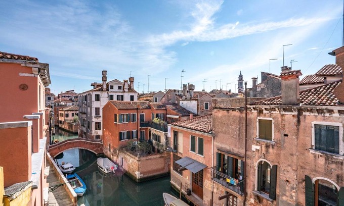 Cannaregio Apartment | Dimora Sant'Andrea Canal View