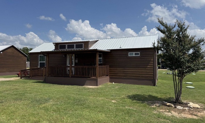 Glen Rose Cabin | Dinosaur Valley RV Park Cabin 7