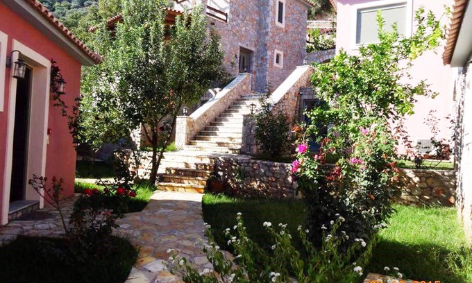 Livadi Villa | DIO GUESTHOUSES VILLA PARNONAS 3 B/R WITH PRIVATE GARDEN AND SWIMMINGPOOL
