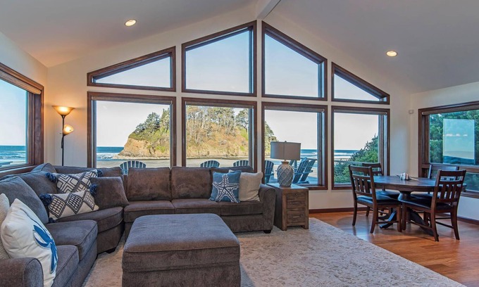 Neskowin House | DIRECT OCEAN FRONT, Newly Remodeled, 7 BDRM, 5.5 bath, Hot tub, beach access