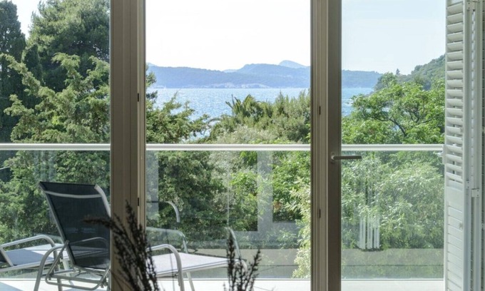 Lapad Apartment | Direct Sea View Deluxe 3 Bedroom, 2 Bathroom Apartment with 2 Balconies! 150sq m