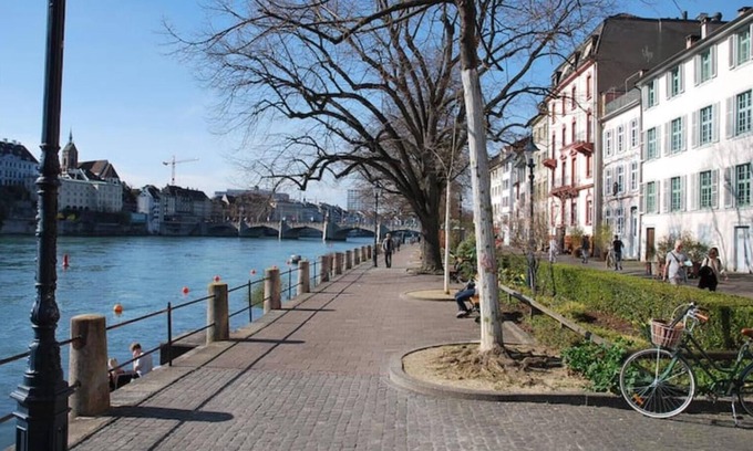 Basel City Centre Apartment | Direct view of the Rhine: 40 sqm RIVERVIEW-LOUNGE design