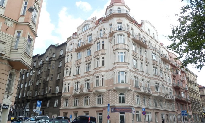 Andel Apartment | DIRECTLY IN CITYCENTER BY THE RIVER & DANCING HOUSE, QUIET, WIFI & TV