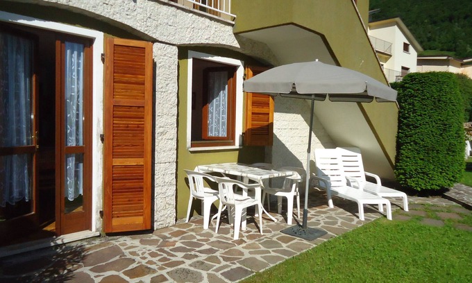 Idro Apartment | DIRECTLY ON THE BEACH/LAKE, up to 4 people, pool, garden and fantastic views
