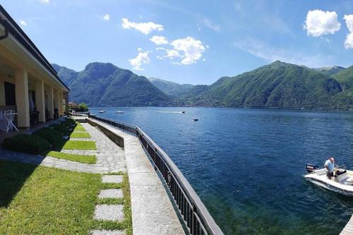 Lezzeno Apartment | Directly on the lake Paganini flats in Lezzeno