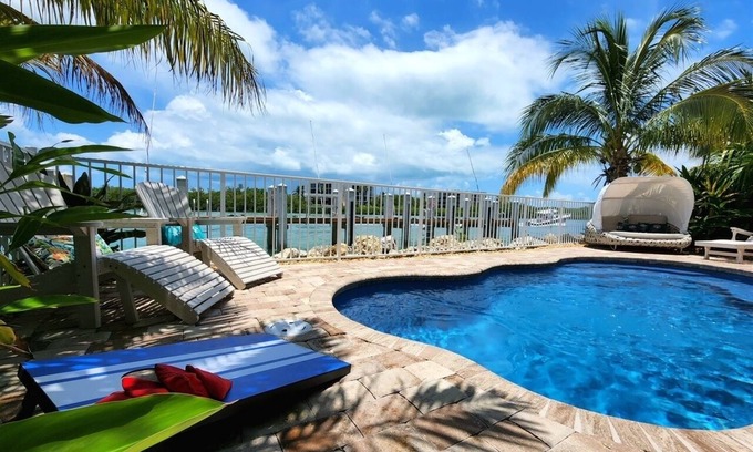 Marathon House | Discounts Available to Jan 31! Private Pool, Boat Slip, Bikes, Games & More!