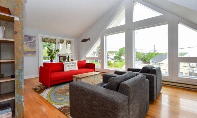 Boothbay Harbor House | Discover Boothbay Harbor Marine just steps away