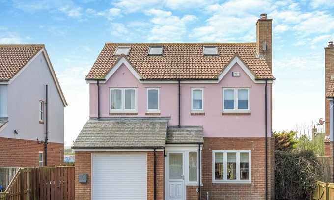 Beadnell Cottage | Discover coastal bliss at The Dunes, your perfect family haven by Beadnell Bay.