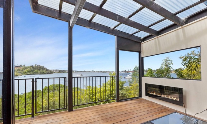 Kalimna House | Discover coastal living perched on the tranquil edge of the glistening waters