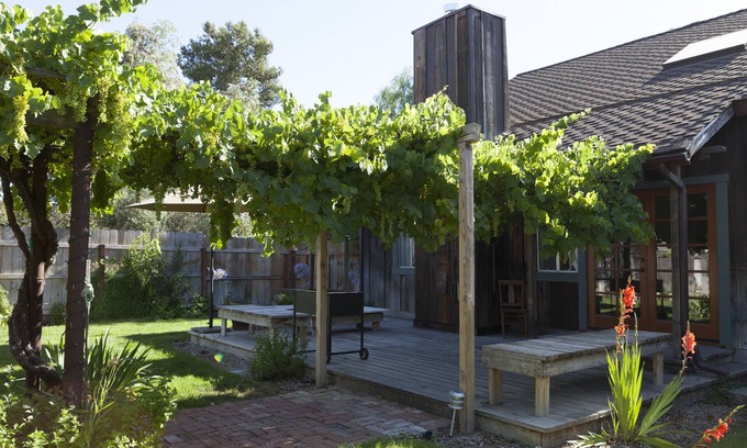 Los Olivos House | Discover Los Olivos charm, just steps to great restaurants and wine tasting.