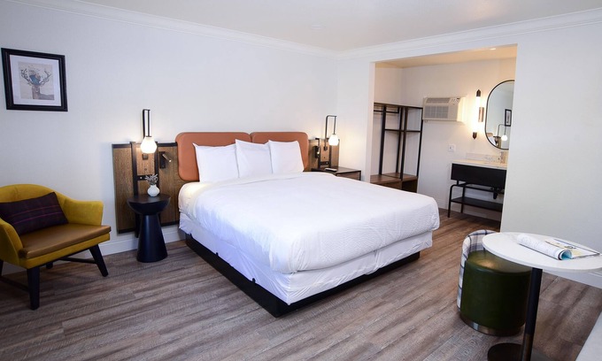 Willits House | Discover the Perfect Blend of Modern and Rustic Charm at The Woodrose in Willits