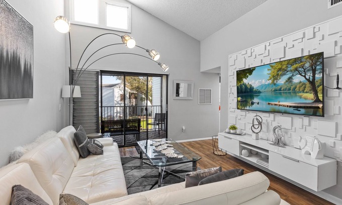Ventura Condo | Disney and Airport 15 minutes from Luxury Condo