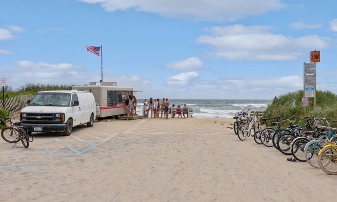 Town of East Hampton Cottage | Ditch Plains Beach House