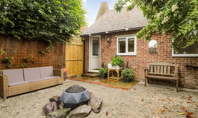 Tonbridge Cottage | DITSYS DEN, pet friendly, with a garden in Paddock Wood, Kent