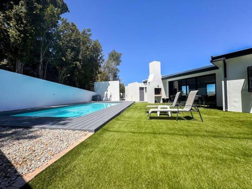 Knysna House | Dive into Luxury - Spacious Modern House with Pool