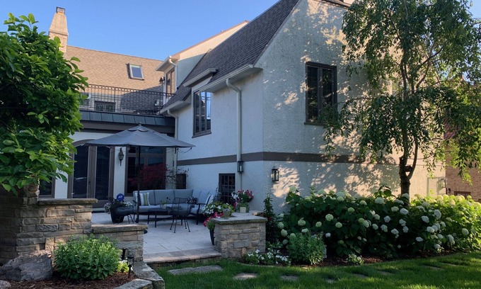 Shorewood House | DNC: Remodeled English Tudor 1 block from Lake Michigan & minutes from downtown