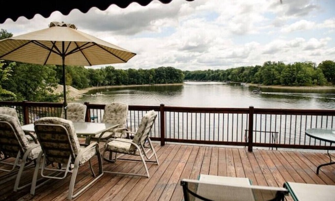 Deerfield House | Doc's Lake House Lakefront