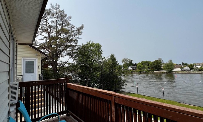 Wasaga Beach Cottage | Dock Life Beach 1 - Cottage 3, Riverside 2 bedroom, 3 min walk to Beach 1