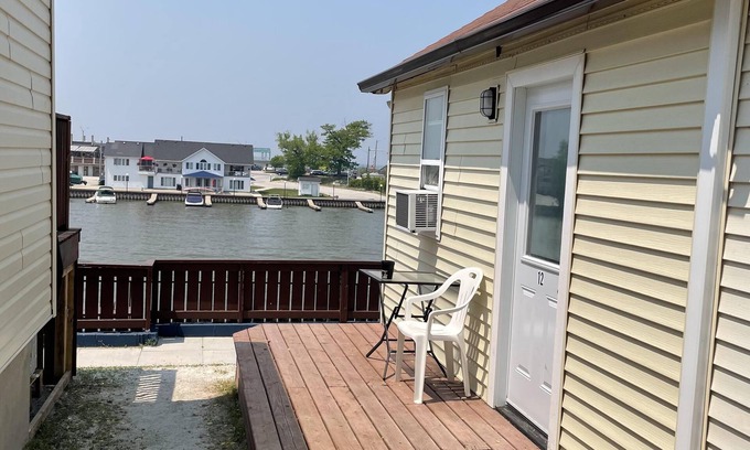 Wasaga Beach Cottage | Dock Life Beach 1 - Cottage 12, Riverview, 1 Bedroom, 3 min walk to Beach 1