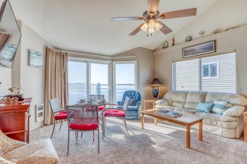 Lincoln City House | Dock of the Bay 308