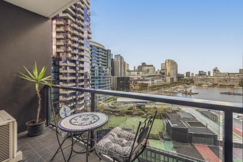 Docklands Apartment | Docklands Waterfront Elegance with Cityscape Views
