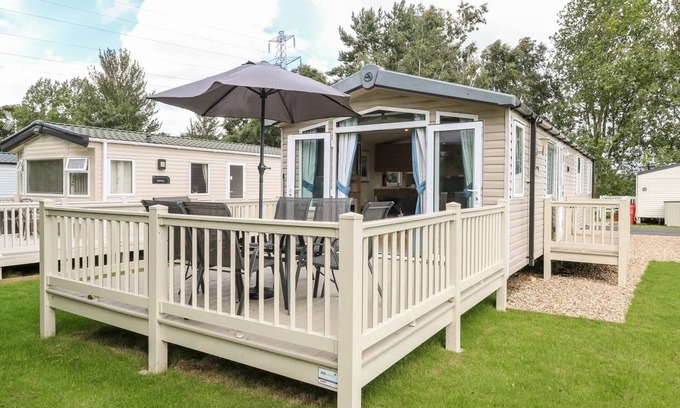 Hopton Ski Chalet | Dog Friendly 3 Bedroom Static Caravan in Fritton