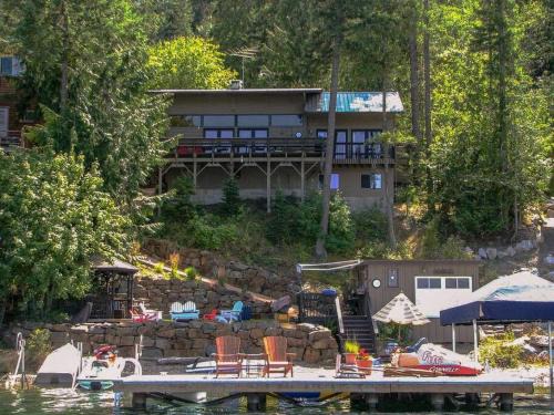 Sagle House | Dog Friendly Cabin on Lake Pend O'reille with Hot Tub and Lakefront Views, Perfect for a Family Retreat on the Lake