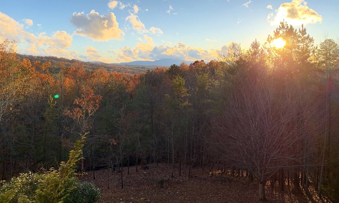 Morganton Cabin | ♦︎Dog friendly cabin with hot tub and gorgeous view of the Blue Ridge Mountains