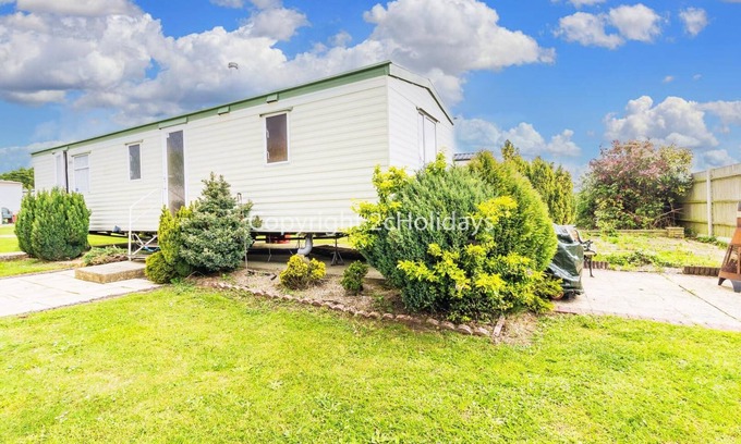 Hopton House | Dog friendly caravan to hire at Breydon Water Holiday Park in Norfolk ref 10101B