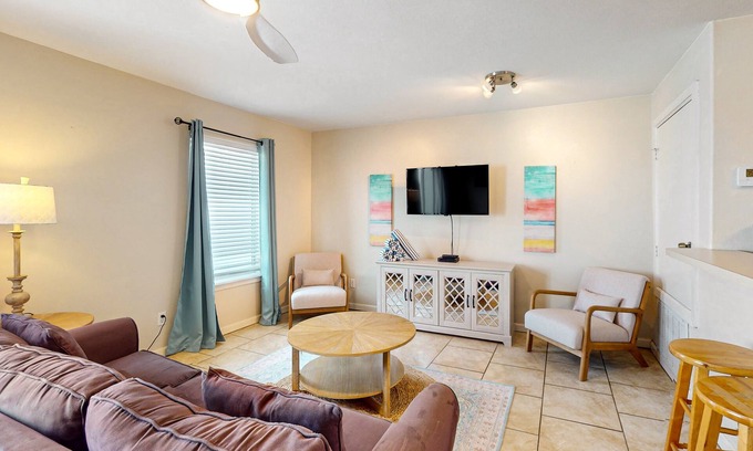 Corpus Christi Condo | Dog-friendly Condo with Pool & Free WiFi - Walk to the Beach