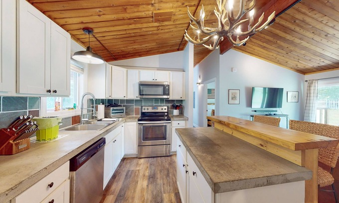 Stowe Area Condo | Dog-friendly condo with deck, washer/dryer, & WiFi - near ski lifts