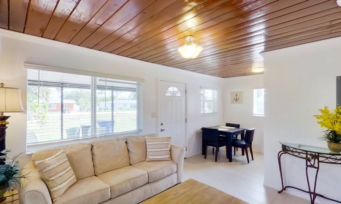 Bonita Springs Cabin | Dog friendly cottage with big yard, streaming, washer/dryer, enclosed patio, AC