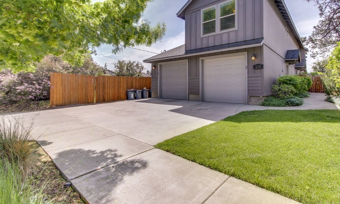 Larkspur House | Dog-friendly duplex with balcony, patio & grills- one mile to downtown