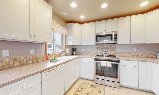 Bayshore House | Dog-friendly estate with breathtaking ocean views, close beach access & deck
