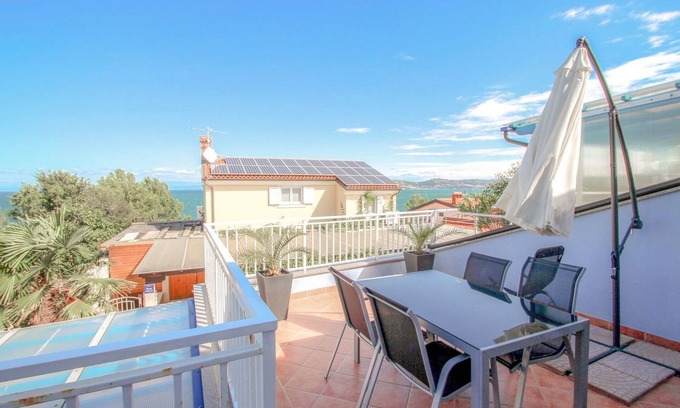 Crveni Vrh Apartment | Dog-friendly flat just 50 metres from the beach with stunning sea views, washing machine, barbecue