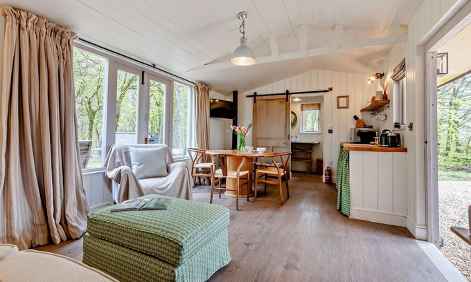 Brimpsfield Cottage | Dog friendly holiday home with a hot tub and woodland views - Keepers Stable