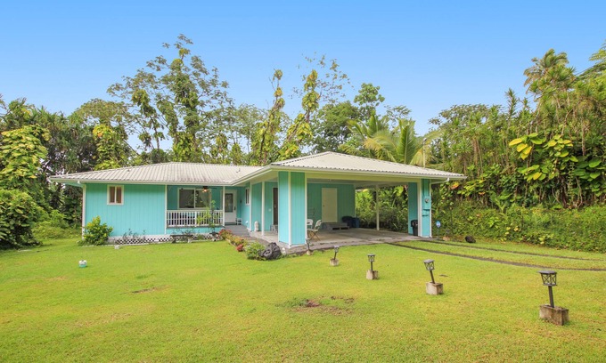 Kapoho House | Dog-friendly home near the ocean with lanai, washer/dryer, desk and Free Wifi