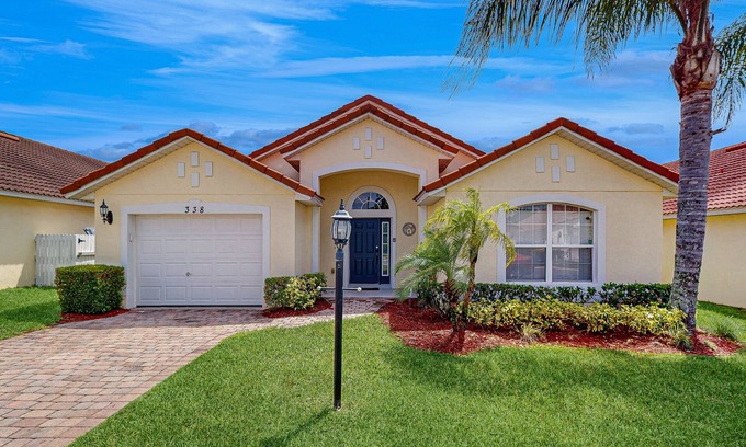 Lake Wilson Preserve House | Dog-friendly home with private pool, central AC, W/D & grill