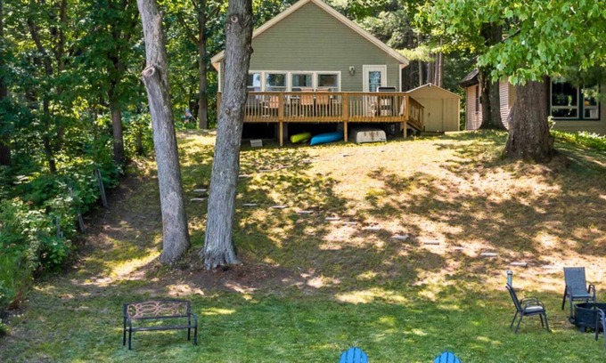 Pullman House | Dog-Friendly Idyllic Lakefront Home