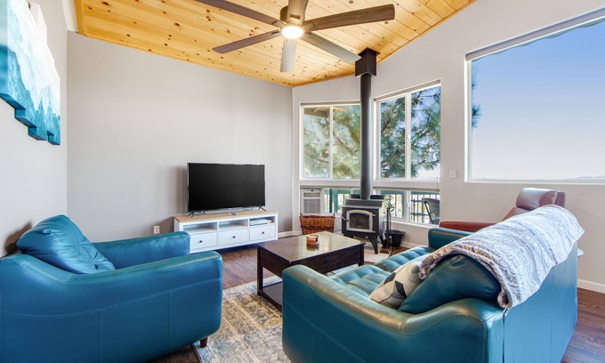 Idyllwild Cabin | Dog-Friendly Idyllwild Home w/Beautiful Views, WiFi, EVC, & Private Washer/Dryer