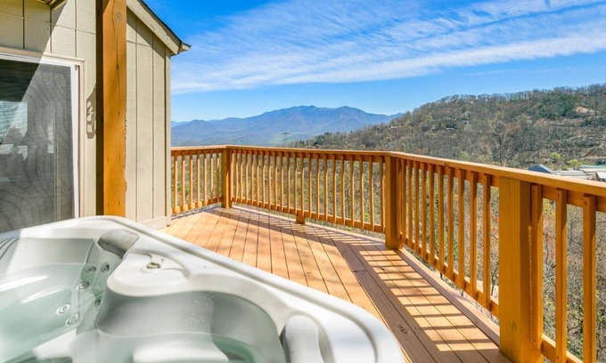 Chalet Village Cabin | Dog-Friendly Mtn View Hot Tub Sauna Free Dollywood Tkt (Ober View)