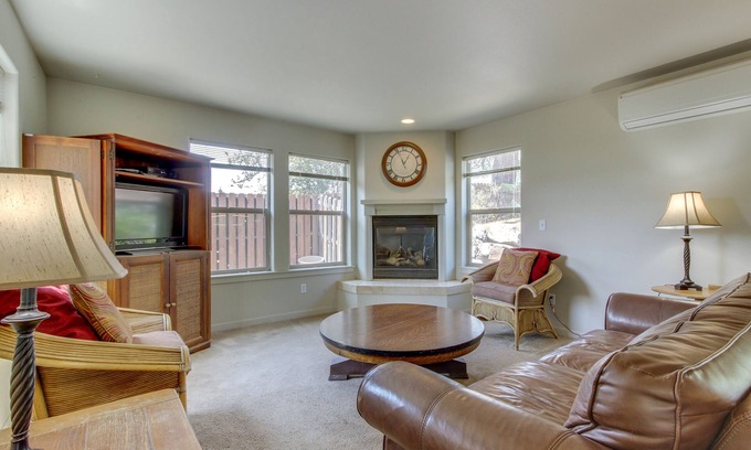 Larkspur House | Dog-Friendly Renovated Home with Back Patio & Gas Grill - Walk to Downtown