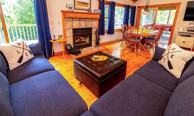 The Galena Territory House | Dog Friendly, 3Bd/3Ba, Fire Pit, Screened Porch with Great Bluebird Views!
