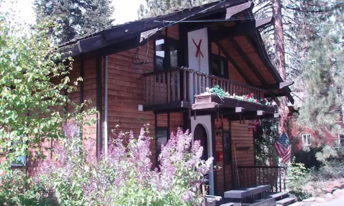 Lake Forest Ski Chalet | Dollar Point Charming Swedish Chalet,large deck, BBQ, LAKEVIEW/DISCOUNT PRICE