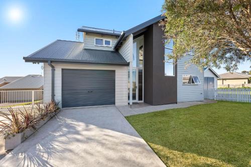 Dalmeny House | Dollini Views - Unit 2 - 14 Jocelyn St, Dalmeny