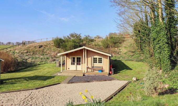 Louth Cottage | DOLLY'S HIDEAWAY CABIN, pet friendly in Donington On Bain