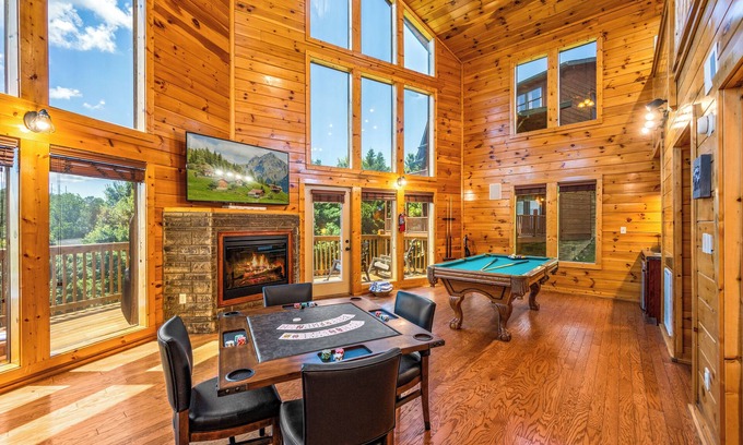Pigeon Forge Cabin | Dollywood < 1Mile Theatre Game RM HotTub Pets PoolTable 2Balconies