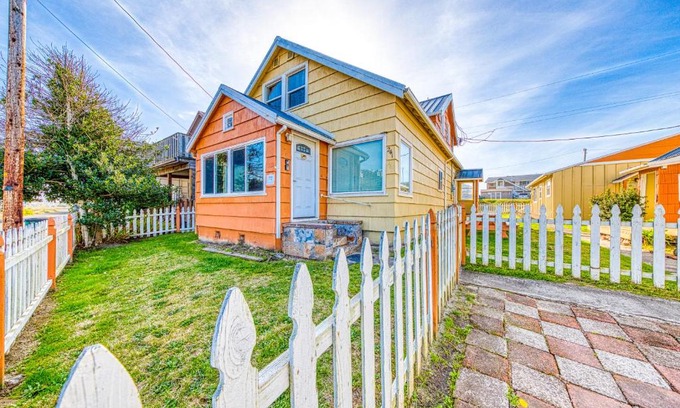 Rockaway Beach Apartment | Dolphin 1